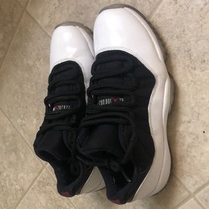 Mens Air Jordan 11 Retro Low Tuxedo (Size 8.5)